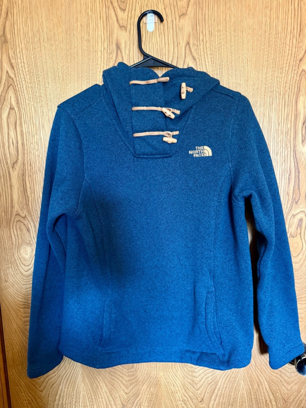 The North Face Women Blue Hooded Fleece Sweater!